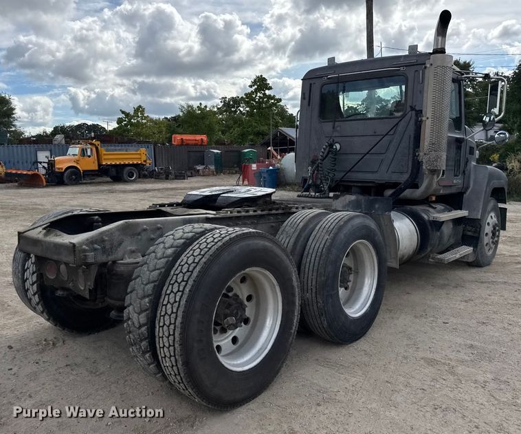 image for item ER0136 2004 Mack CH613 semi truck