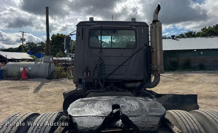 image for item ER0136 2004 Mack CH613 semi truck