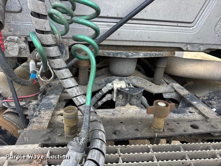 image for item ER0136 2004 Mack CH613 semi truck