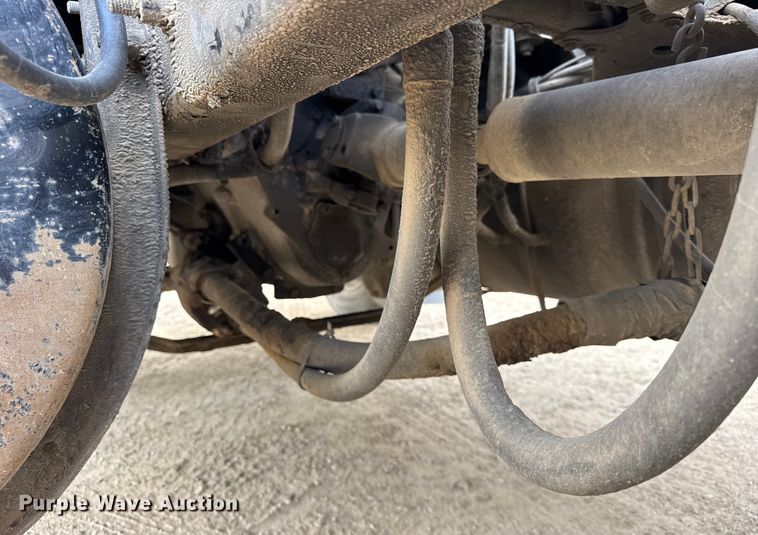 image for item ER0136 2004 Mack CH613 semi truck