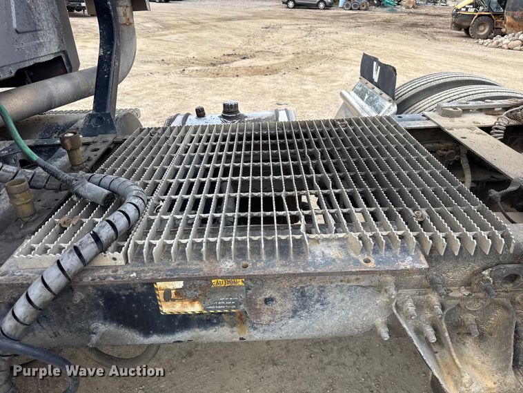 image for item ER0136 2004 Mack CH613 semi truck