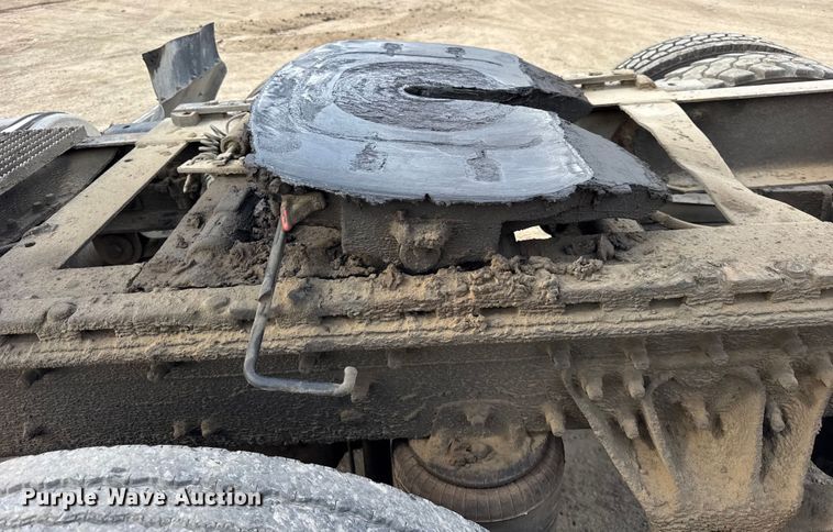 image for item ER0136 2004 Mack CH613 semi truck