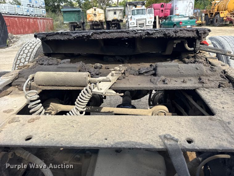 image for item ER0136 2004 Mack CH613 semi truck