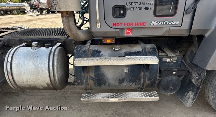 image for item ER0136 2004 Mack CH613 semi truck