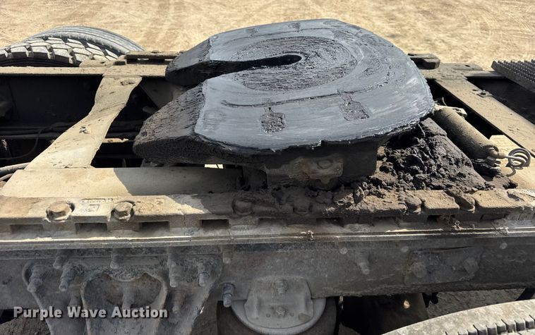 image for item ER0136 2004 Mack CH613 semi truck