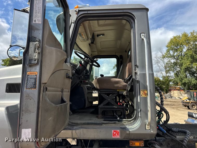 image for item ER0136 2004 Mack CH613 semi truck