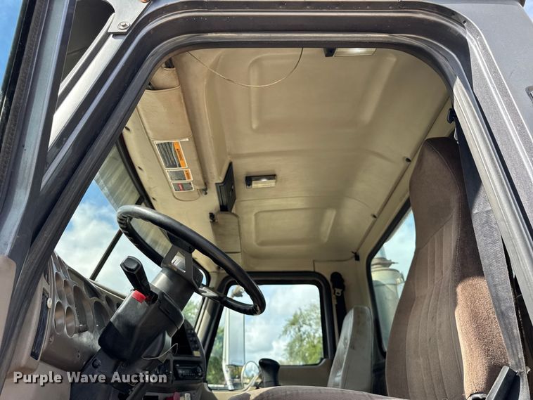 image for item ER0136 2004 Mack CH613 semi truck