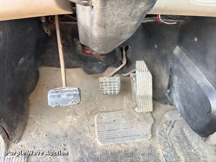 image for item ER0136 2004 Mack CH613 semi truck