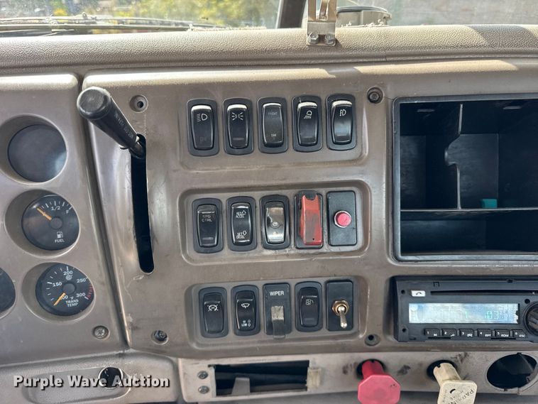 image for item ER0136 2004 Mack CH613 semi truck