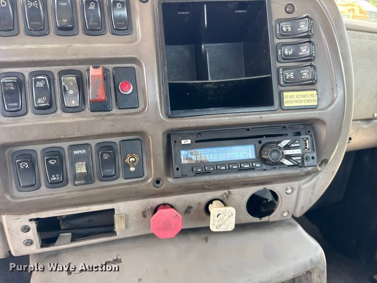 image for item ER0136 2004 Mack CH613 semi truck