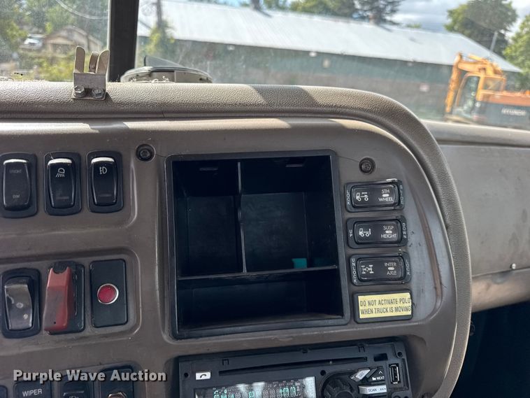 image for item ER0136 2004 Mack CH613 semi truck