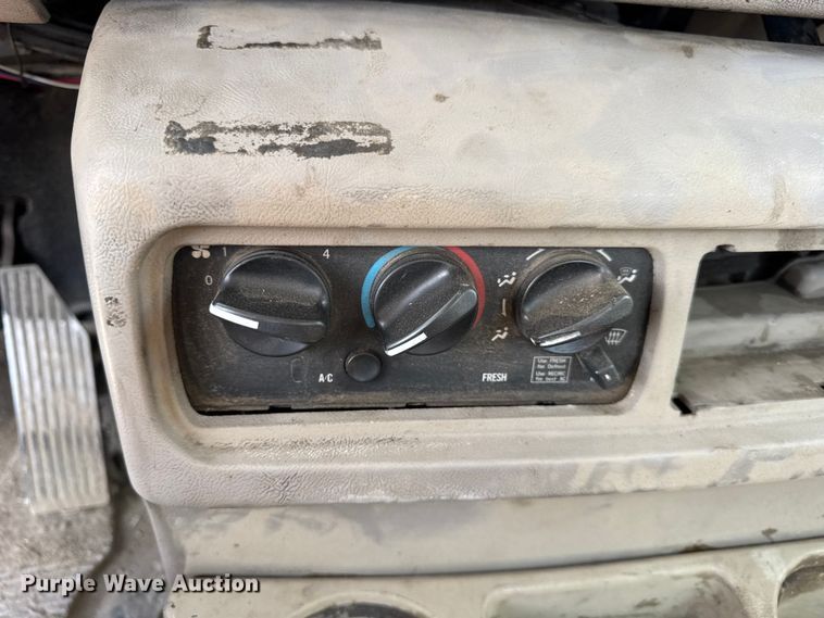 image for item ER0136 2004 Mack CH613 semi truck