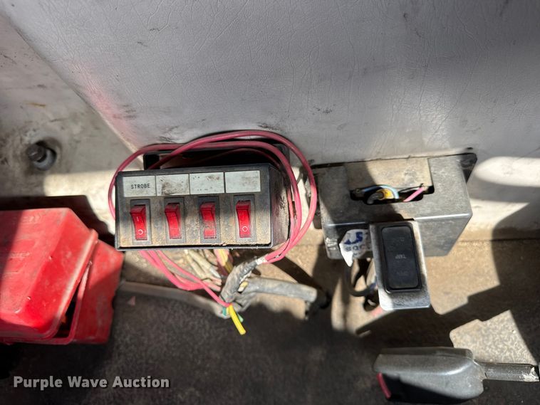 image for item ER0136 2004 Mack CH613 semi truck