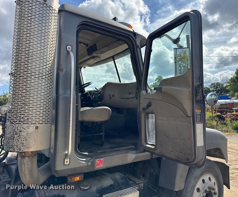 image for item ER0136 2004 Mack CH613 semi truck