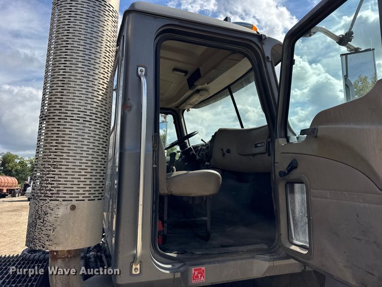 image for item ER0136 2004 Mack CH613 semi truck