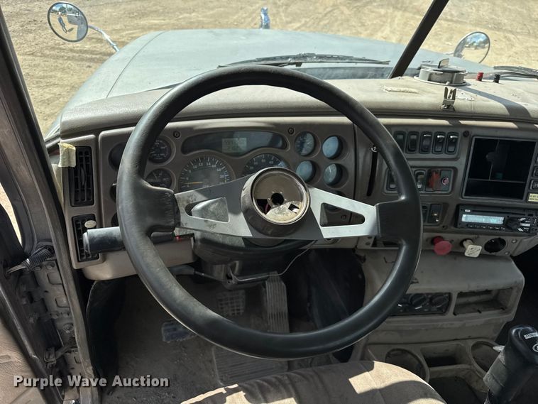 image for item ER0136 2004 Mack CH613 semi truck