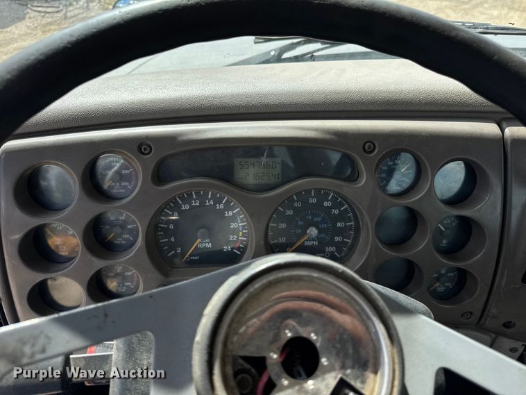 image for item ER0136 2004 Mack CH613 semi truck