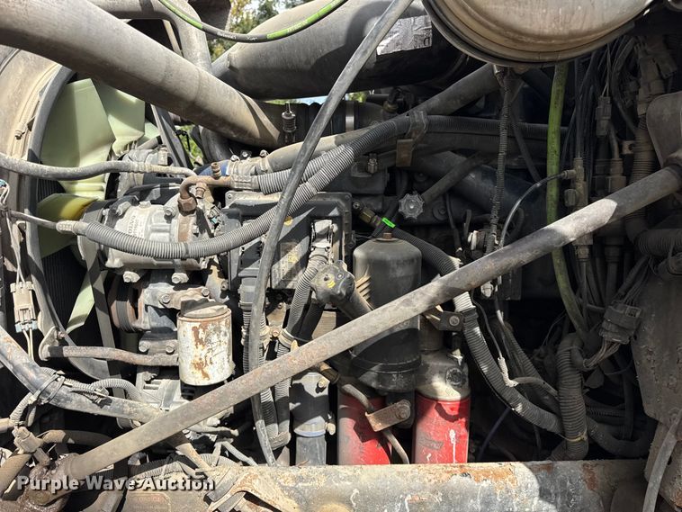 image for item ER0136 2004 Mack CH613 semi truck