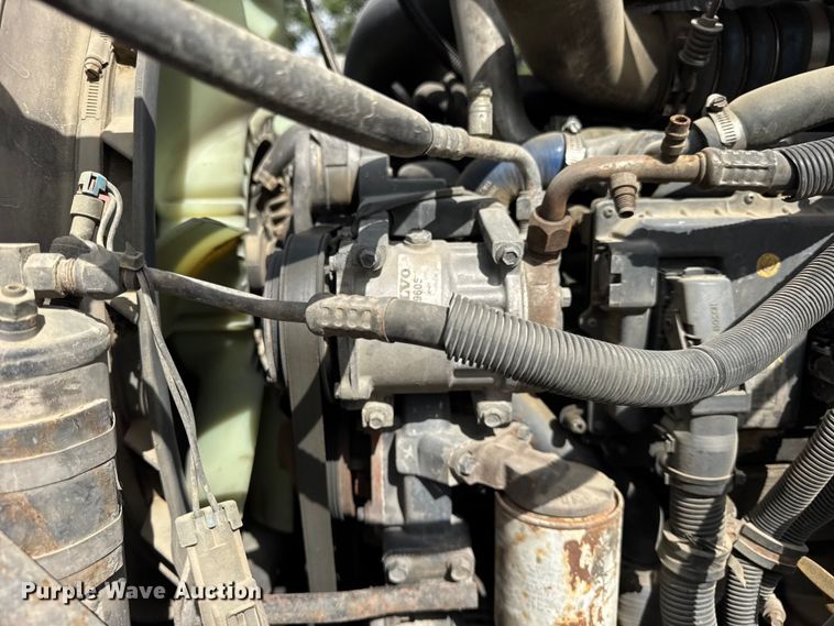 image for item ER0136 2004 Mack CH613 semi truck