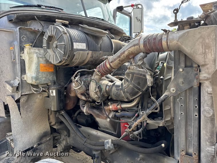 image for item ER0136 2004 Mack CH613 semi truck