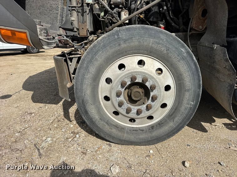 image for item ER0136 2004 Mack CH613 semi truck