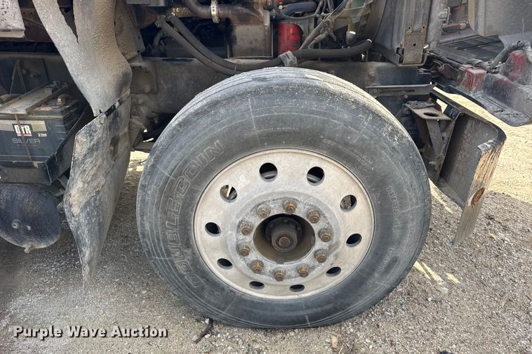 image for item ER0136 2004 Mack CH613 semi truck