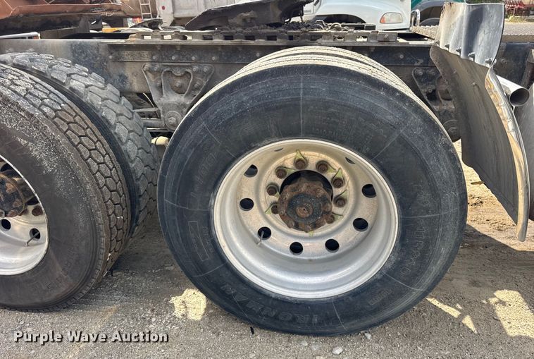 image for item ER0136 2004 Mack CH613 semi truck