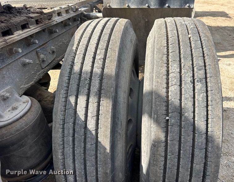 image for item ER0136 2004 Mack CH613 semi truck