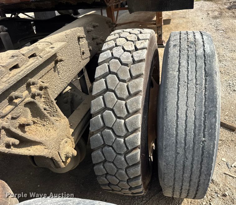 image for item ER0136 2004 Mack CH613 semi truck