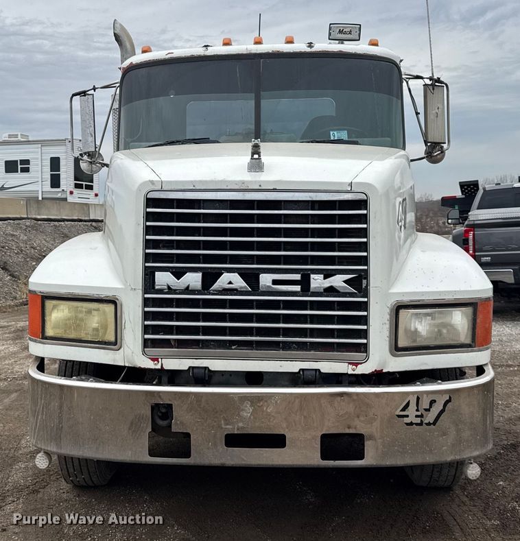 image for item ER0300 1994 Mack CH613 semi truck