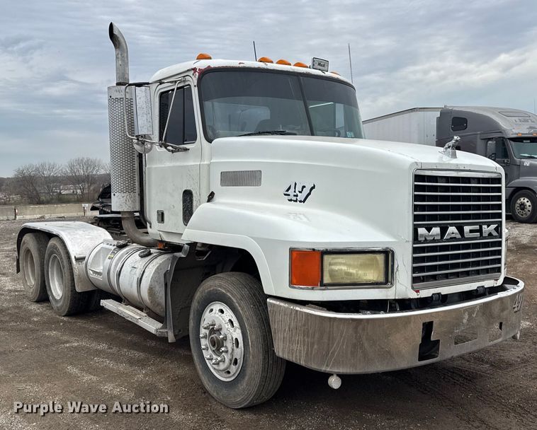 image for item ER0300 1994 Mack CH613 semi truck