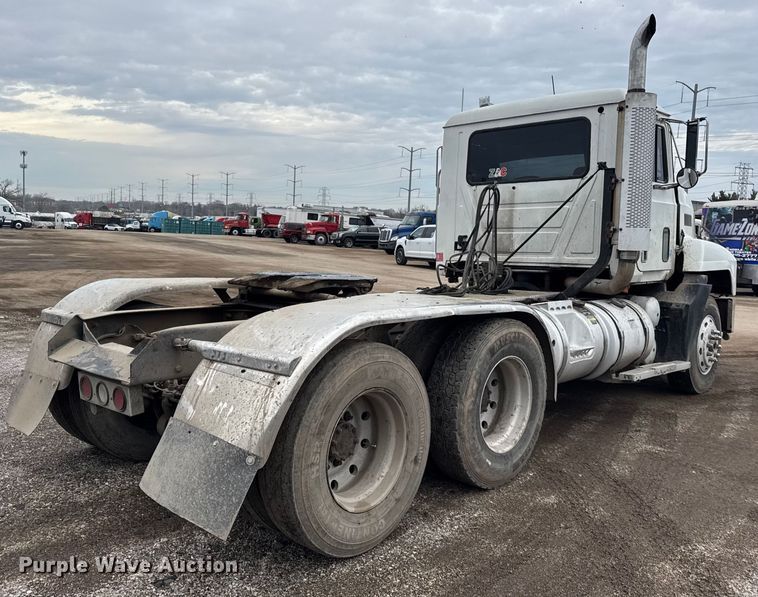 image for item ER0300 1994 Mack CH613 semi truck