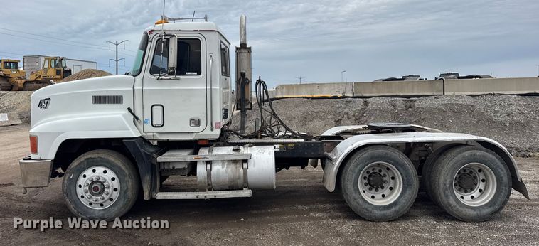 image for item ER0300 1994 Mack CH613 semi truck
