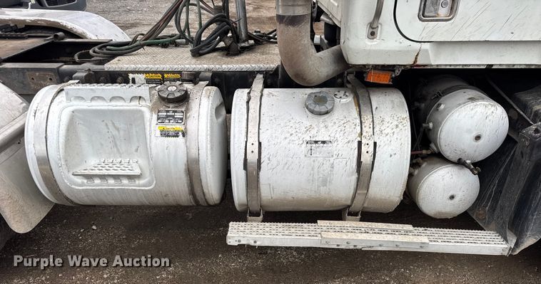 image for item ER0300 1994 Mack CH613 semi truck