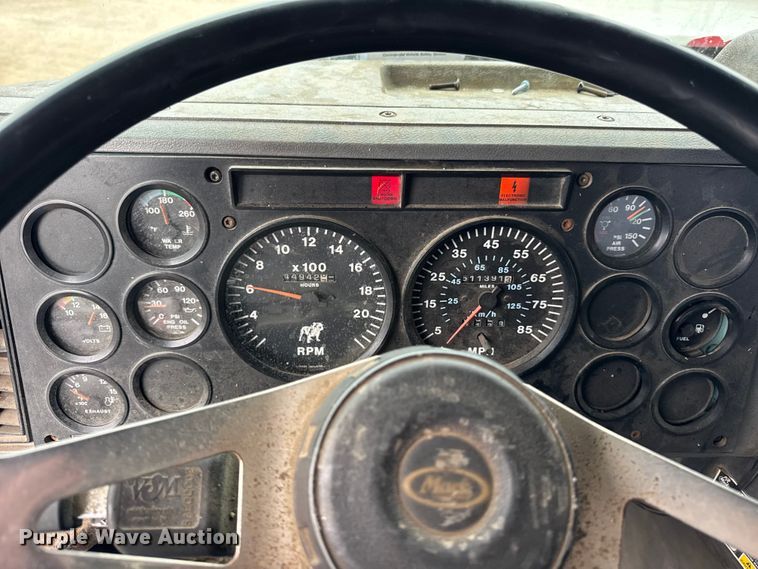 image for item ER0300 1994 Mack CH613 semi truck