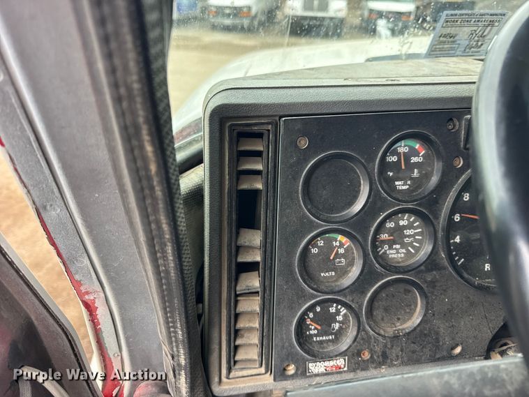 image for item ER0300 1994 Mack CH613 semi truck