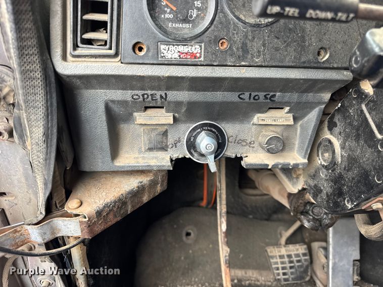 image for item ER0300 1994 Mack CH613 semi truck