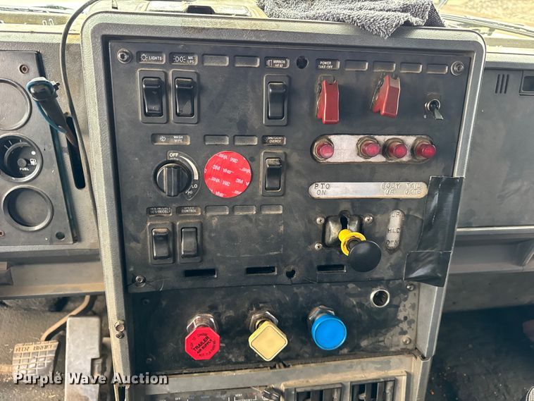 image for item ER0300 1994 Mack CH613 semi truck