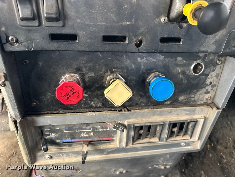 image for item ER0300 1994 Mack CH613 semi truck