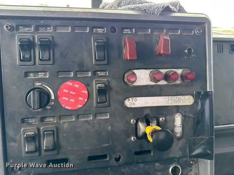 image for item ER0300 1994 Mack CH613 semi truck