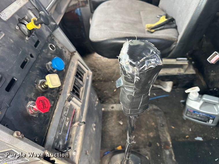 image for item ER0300 1994 Mack CH613 semi truck