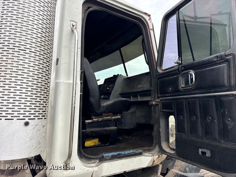 image for item ER0300 1994 Mack CH613 semi truck