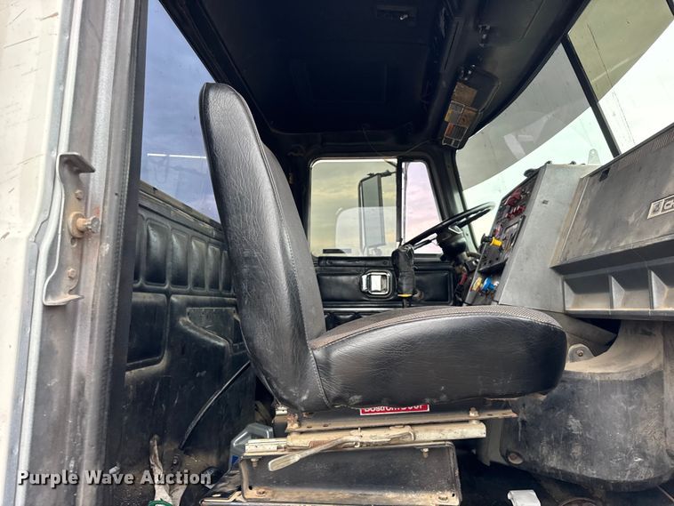 image for item ER0300 1994 Mack CH613 semi truck