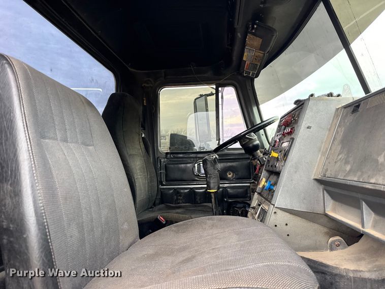 image for item ER0300 1994 Mack CH613 semi truck