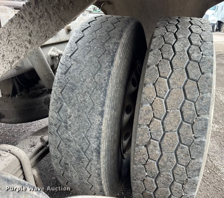 image for item ER0300 1994 Mack CH613 semi truck