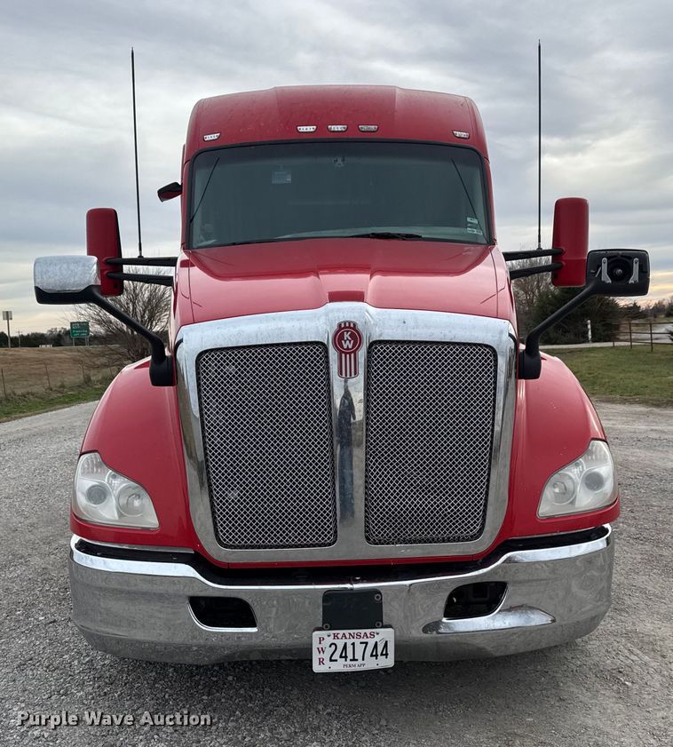 image for item ET4024 2019 Kenworth T680 semi truck