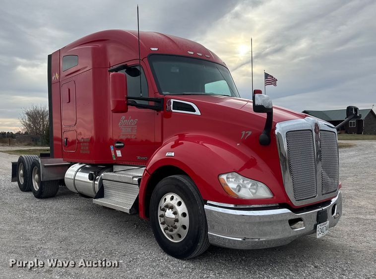 image for item ET4024 2019 Kenworth T680 semi truck