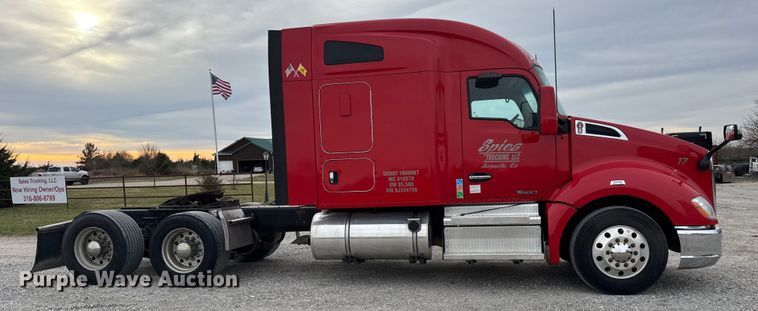 image for item ET4024 2019 Kenworth T680 semi truck