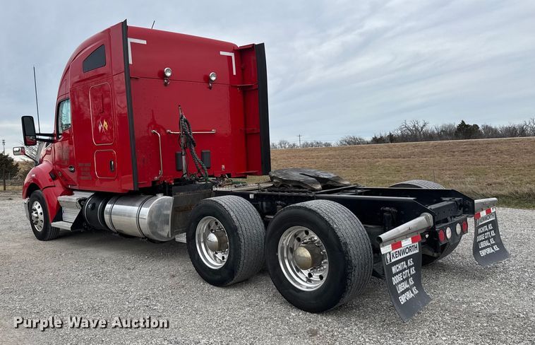 image for item ET4024 2019 Kenworth T680 semi truck