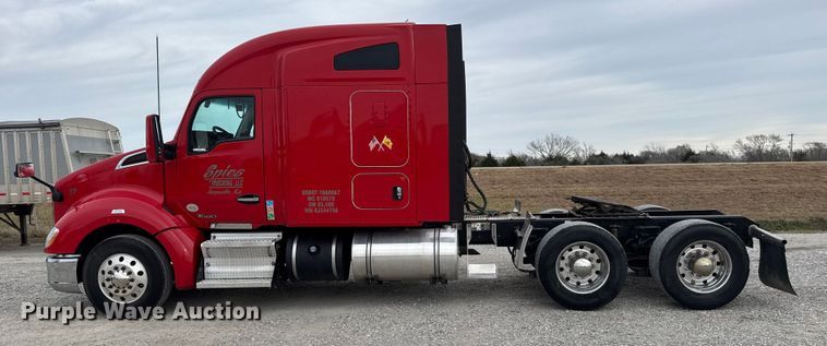 image for item ET4024 2019 Kenworth T680 semi truck